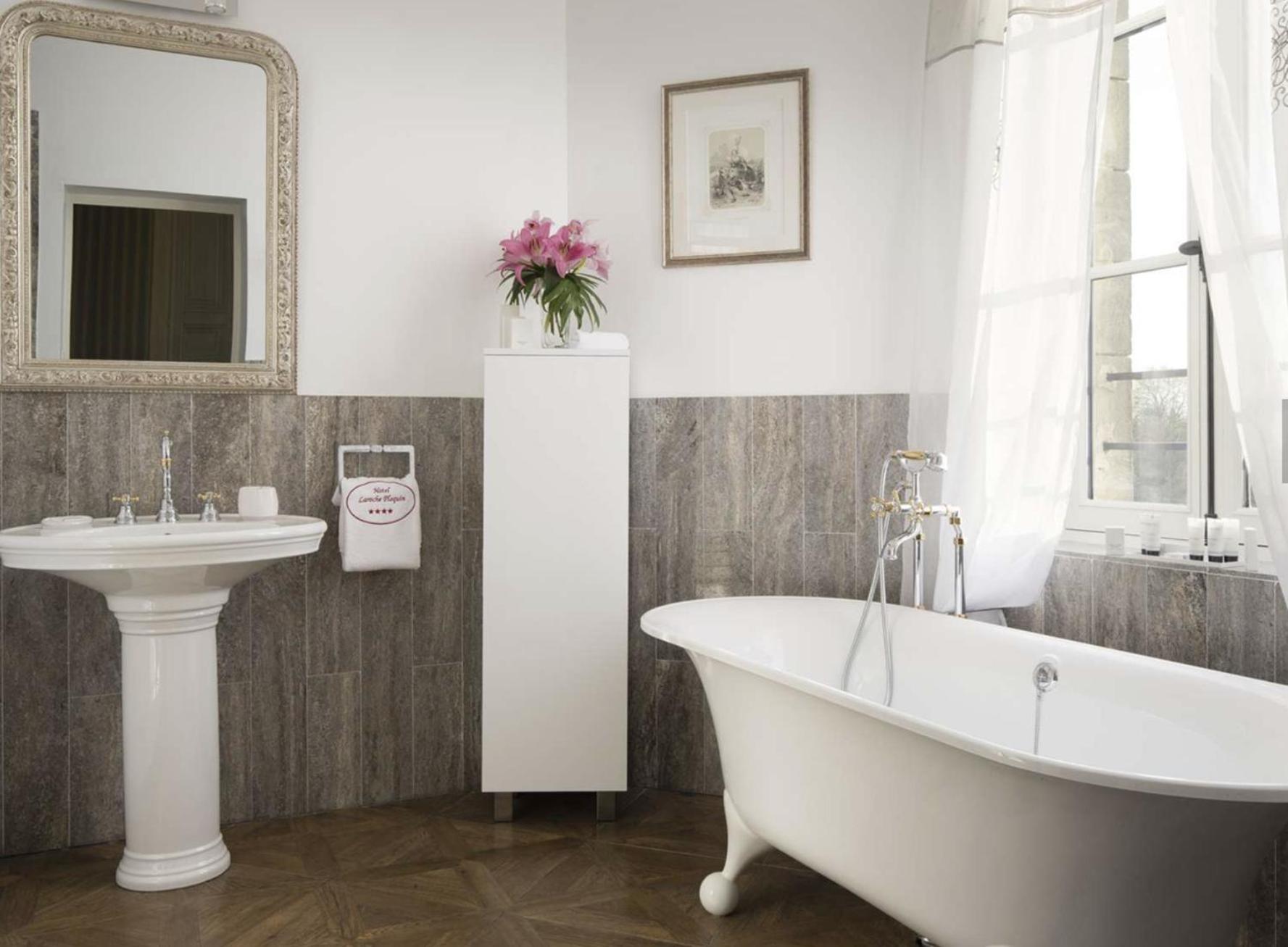 Hotel Chateau Laroche-ploquin 4*