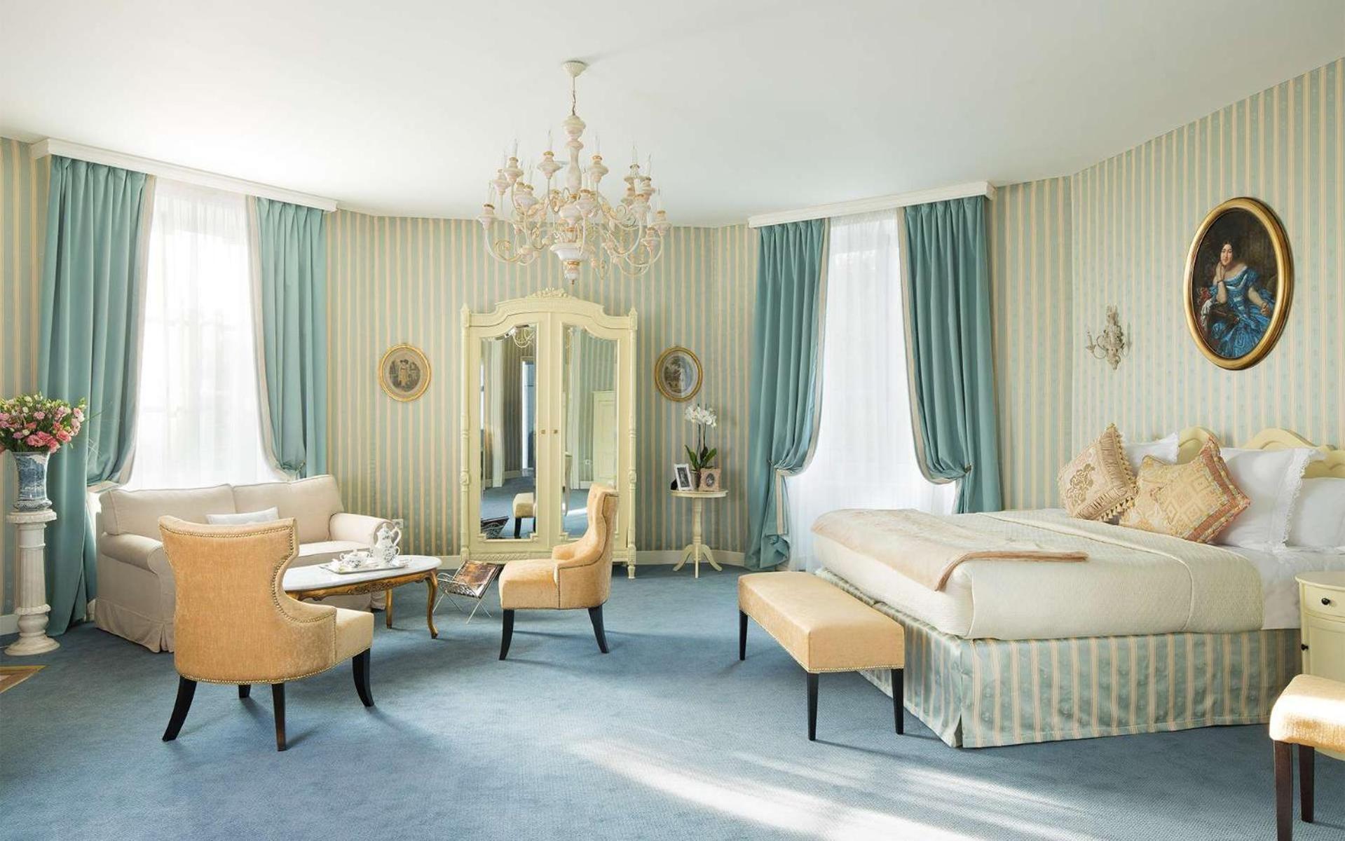 Hotel Chateau Laroche-ploquin 4*